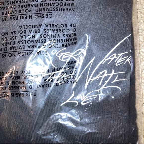 *New* Roger Waters The Wall Live VIP Concert T-Shirt - Picture 3 of 7
